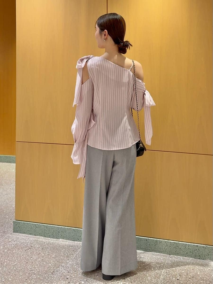 ブラック系のショルダーバッグ、グレー系のその他パンツ、シルバー系のピアス（両耳用）を着用したレディースの冬コーディネートの3枚目の写真