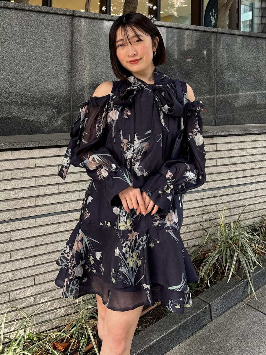 ブラック系のブーツ、ブルー系のワンピース、ブルー系のトートバッグを着用したレディースの冬コーディネートの4枚目の写真