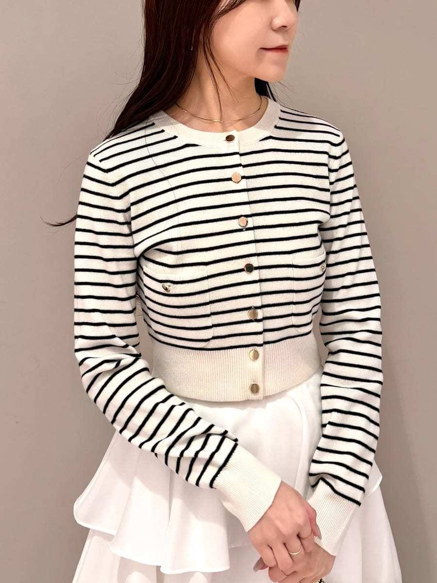 ブラック系のブーツ、ブラック系のショルダーバッグ、その他のワンピースを着用したレディースの冬コーディネートの5枚目の写真