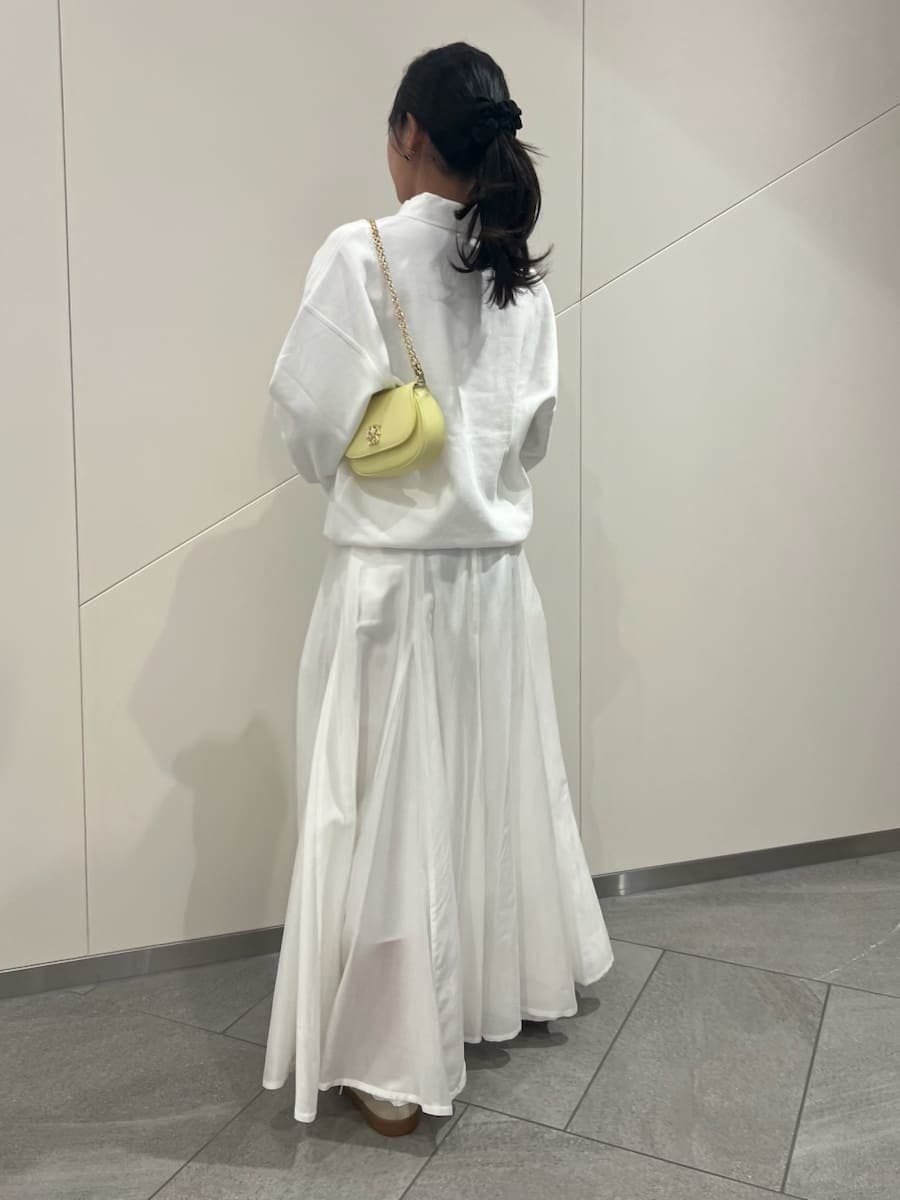 ホワイト系のスウェット、イエロー系のショルダーバッグ、ベージュ系のスニーカーを着用したレディースの春コーディネートの3枚目の写真