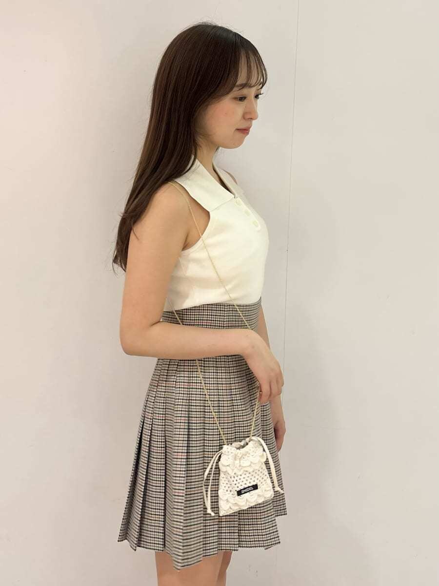 ホワイト系のニット/セーター、ベージュ系のスカート、ホワイト系のチャームを着用したレディースの夏コーディネートの5枚目の写真