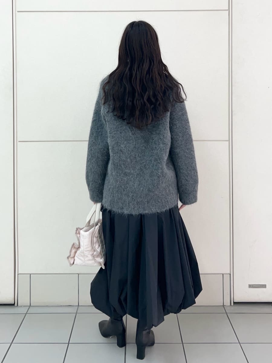 グレー系のブルゾン、ブラック系のスカート、ピンク系のハンドバッグを着用したレディースの秋コーディネートの4枚目の写真