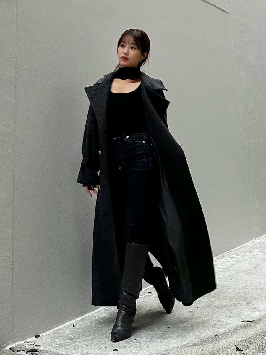 グレー系のブーツ、ブルー系のその他パンツ、グレー系のチェスターコートを着用したレディースの秋コーディネートの4枚目の写真