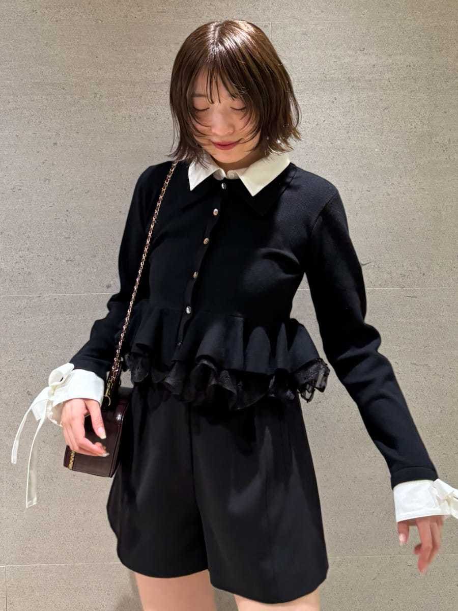 ブラック系のその他パンツ、ブラック系のカーディガン/ボレロ、レッド系のショルダーバッグを着用したレディースの夏コーディネートの8枚目の写真