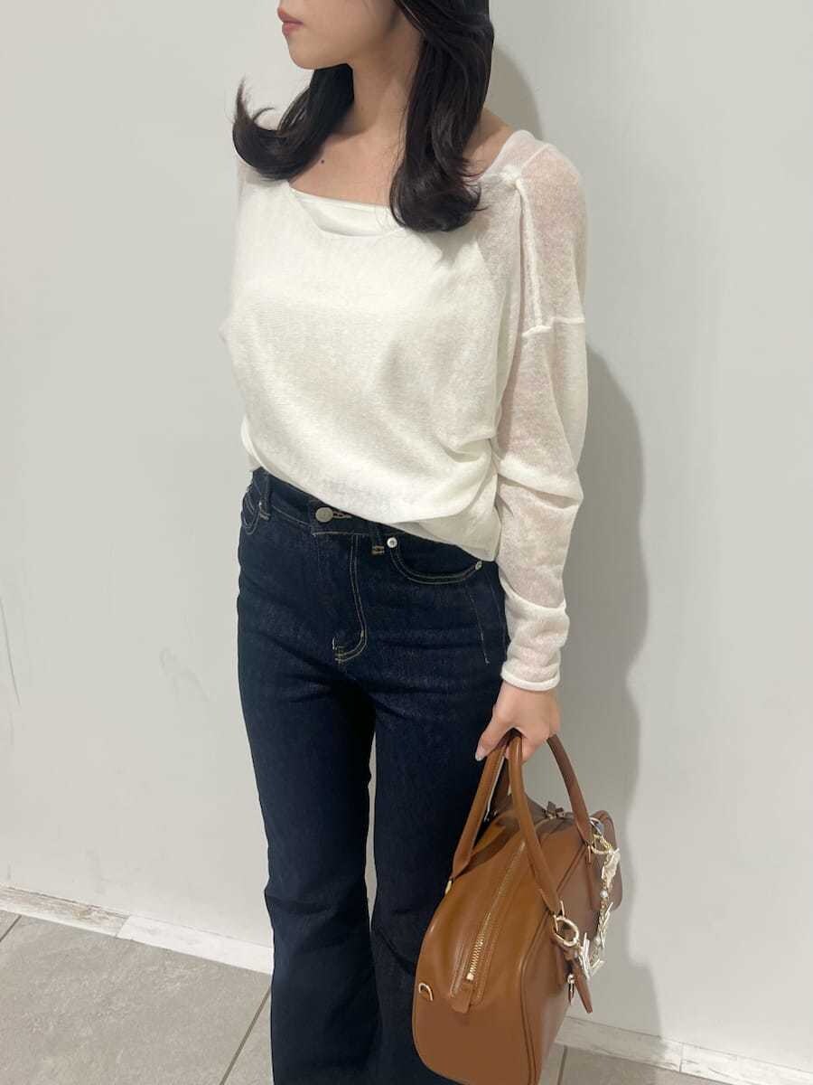 ブルー系のその他パンツ、ホワイト系のトレンチコート、ブラウン系のパンプスを着用したレディースの冬コーディネートの8枚目の写真