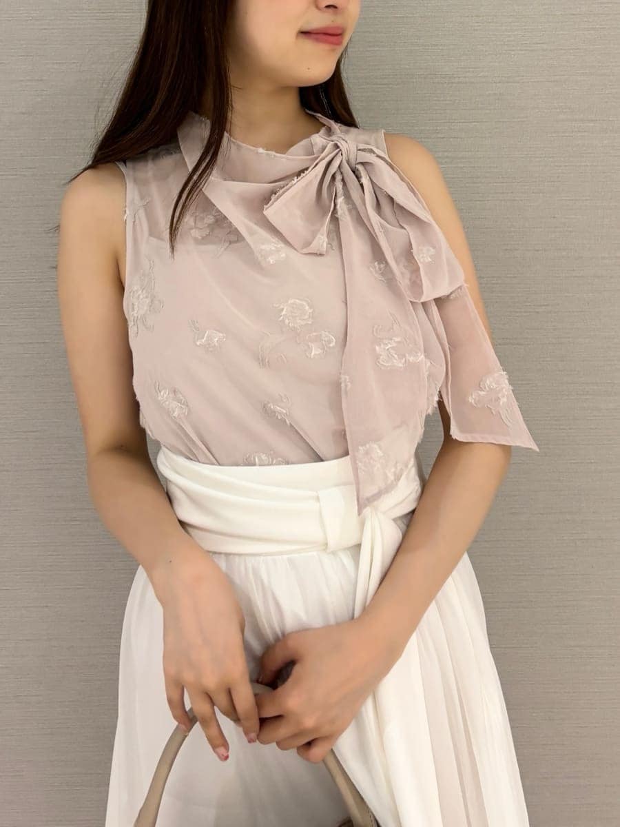ベージュ系のハンドバッグ、ホワイト系のスカート、その他のサンダルを着用したレディースの夏コーディネートの6枚目の写真