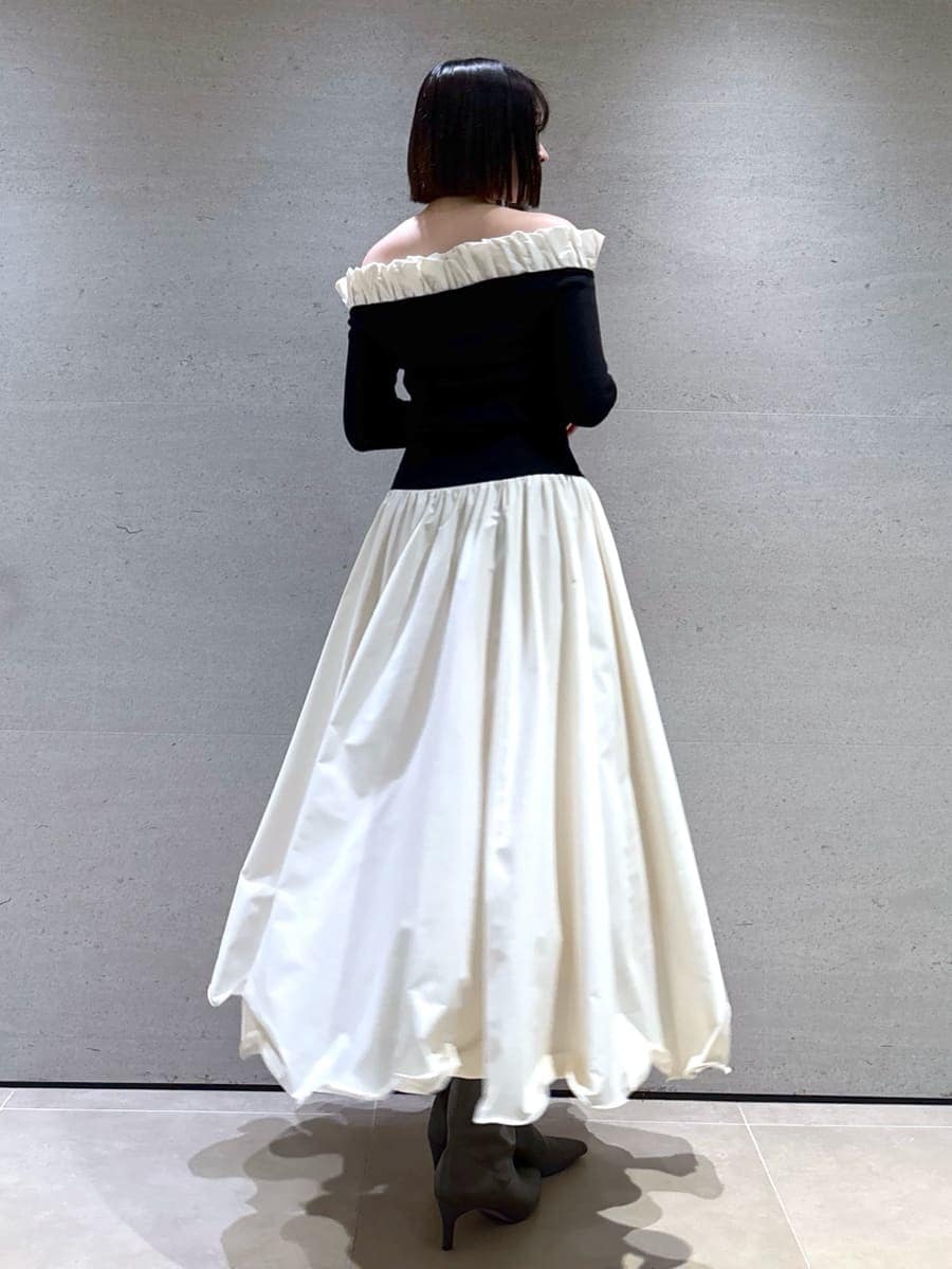 ホワイト系のスカート、ブラック系のニット/セーターを着用したレディースの冬コーディネートの5枚目の写真