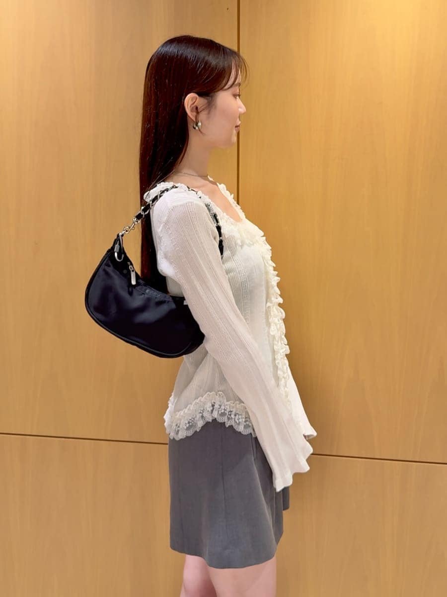 ブラック系のショルダーバッグ、グレー系のその他パンツ、ホワイト系のニット/セーターを着用したレディースの夏コーディネートの6枚目の写真