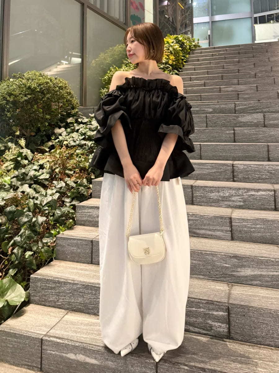 ホワイト系のデニムパンツ、ブラック系のその他トップス、その他のパンプスを着用したレディースの春コーディネートの8枚目の写真