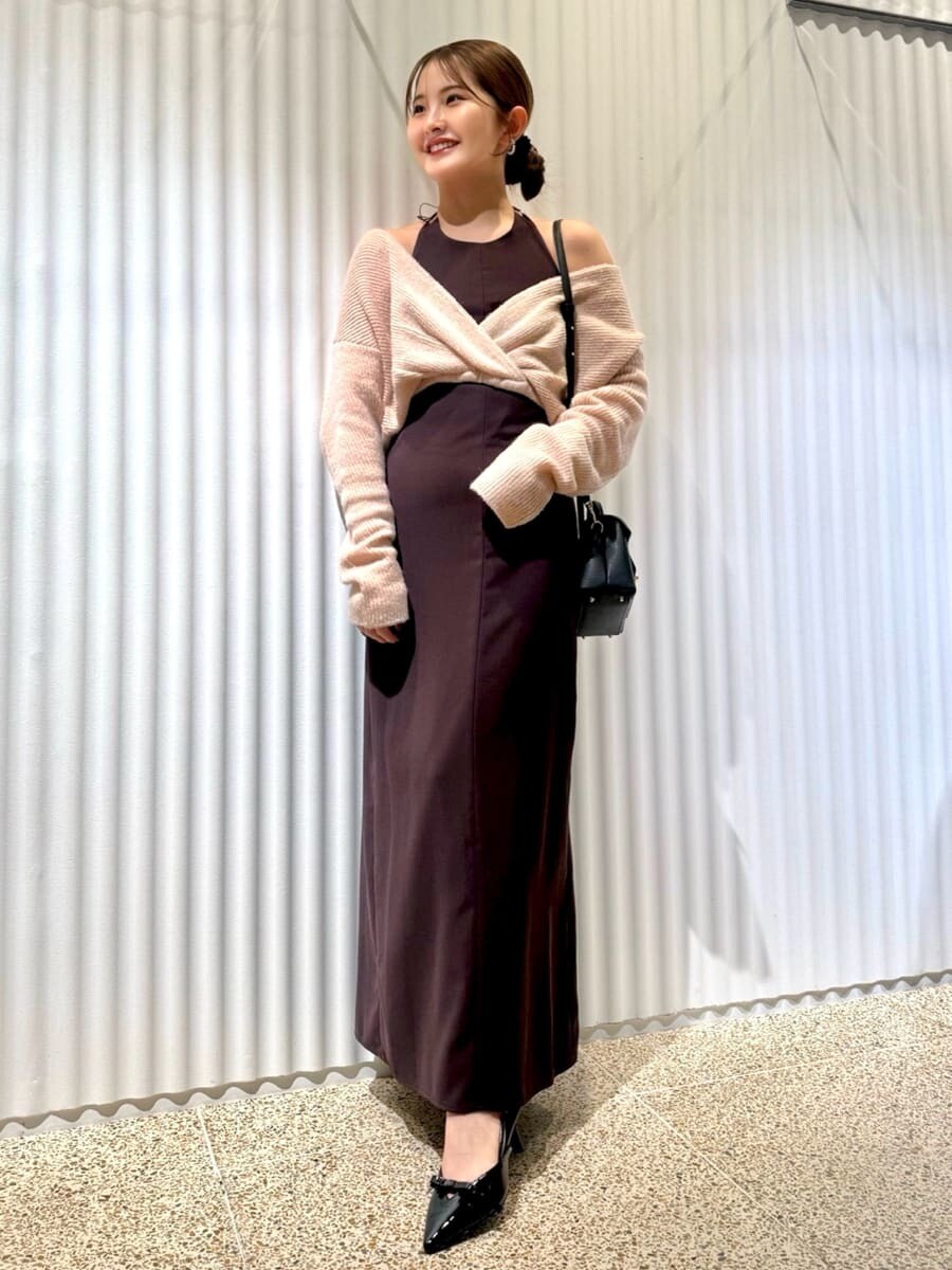 ピンク系のワンピース、ブラック系のショルダーバッグ、その他のイヤリングを着用したレディースの秋コーディネートの2枚目の写真