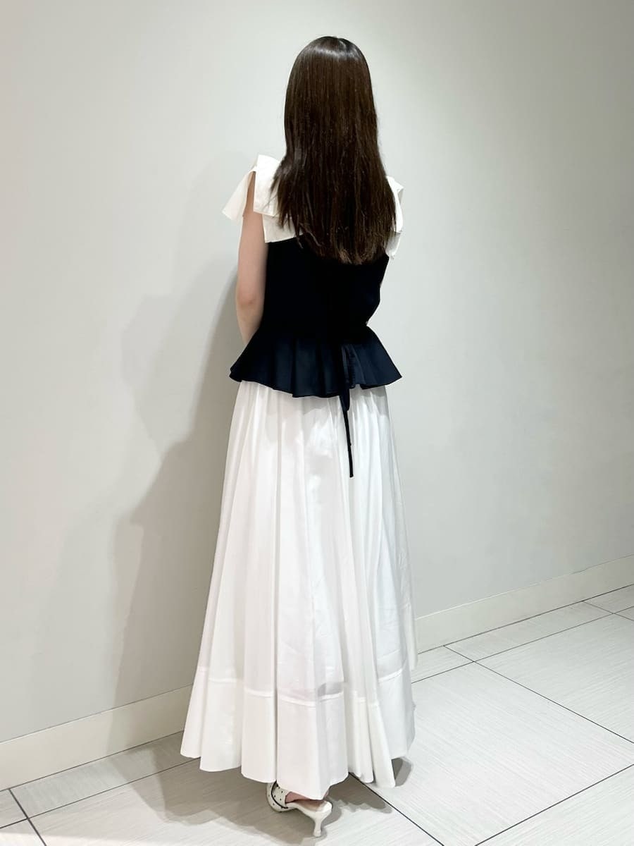 その他のパンプス、ホワイト系のショルダーバッグ、ホワイト系のスカートを着用したレディースの春コーディネートの5枚目の写真