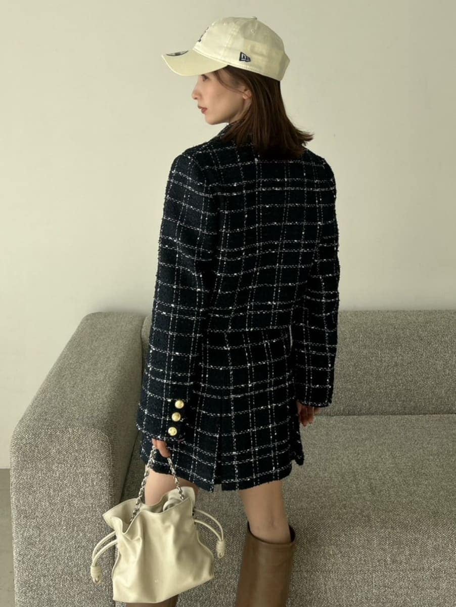 ホワイト系のTシャツ/カットソー、ブルー系のテーラードジャケット、ブルー系のスカートを着用したレディースの冬コーディネートの6枚目の写真