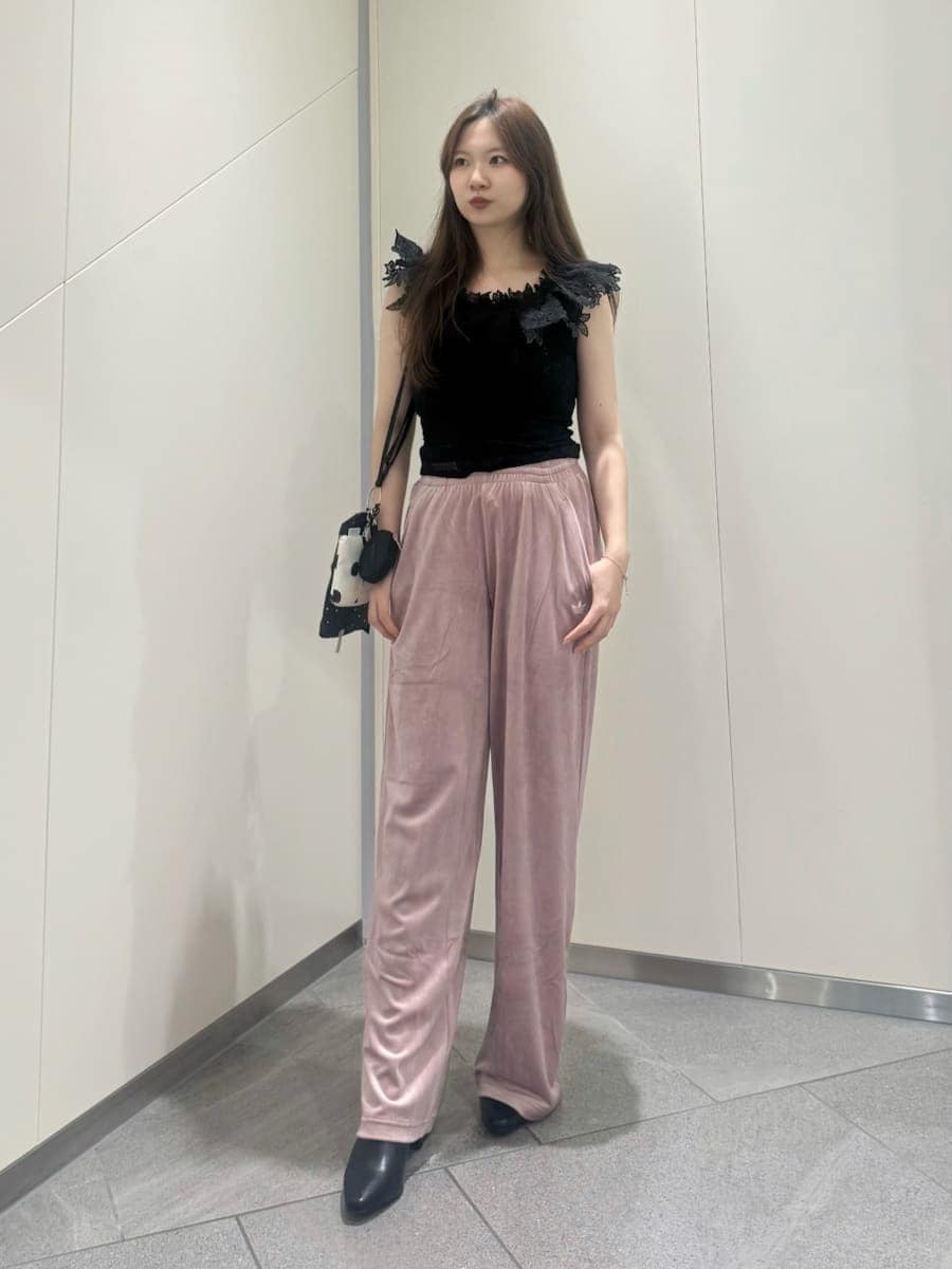 ブラック系のTシャツ/カットソー、ブラック系のブーツ、その他のポーチを着用したレディースの秋コーディネートの2枚目の写真