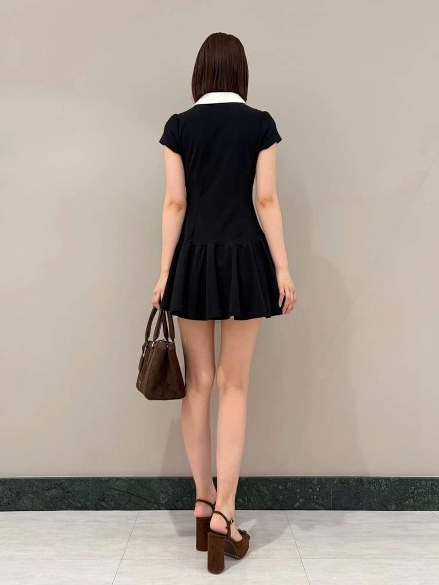 ブラック系のその他パンツ、ブラック系のワンピース、ブラウン系のサンダルを着用したレディースの夏コーディネートの3枚目の写真