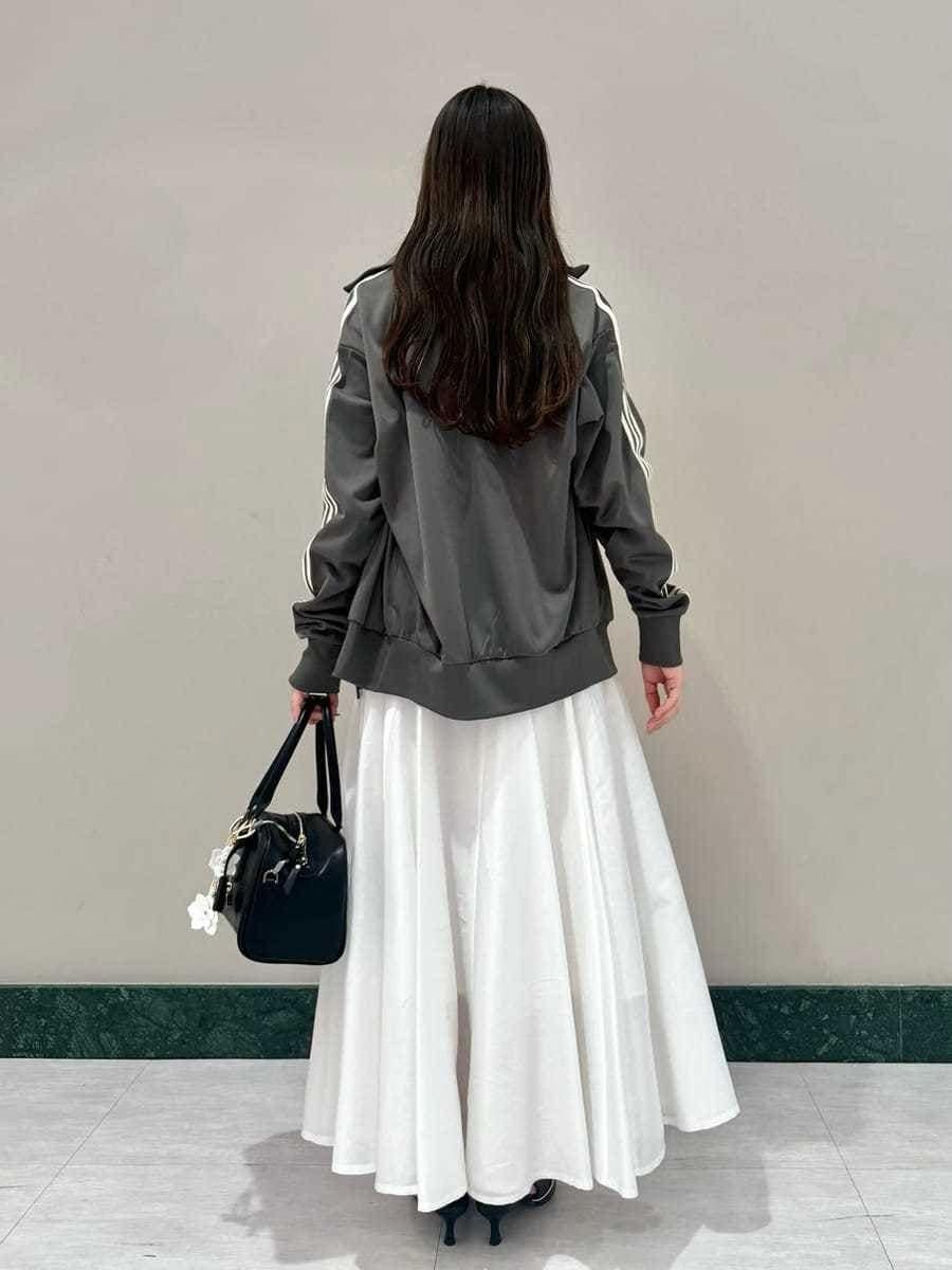 ブラック系のパンプス、ブラック系のボストンバッグ、ホワイト系のワンピースを着用したレディースの冬コーディネートの3枚目の写真