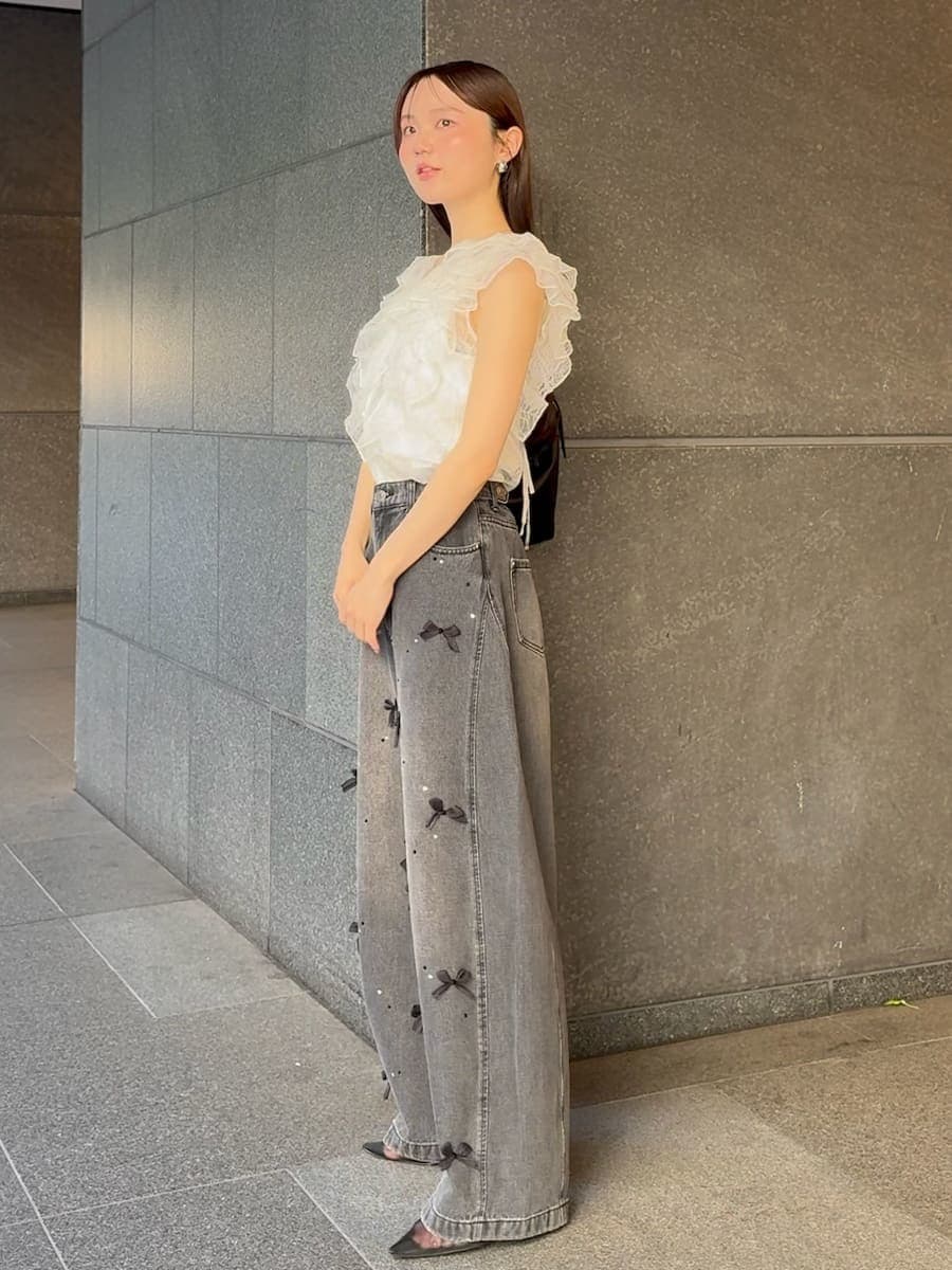 ブラック系のその他パンツ、ブラック系のショルダーバッグ、ホワイト系のシャツ/ブラウスを着用したレディースの夏コーディネートの2枚目の写真