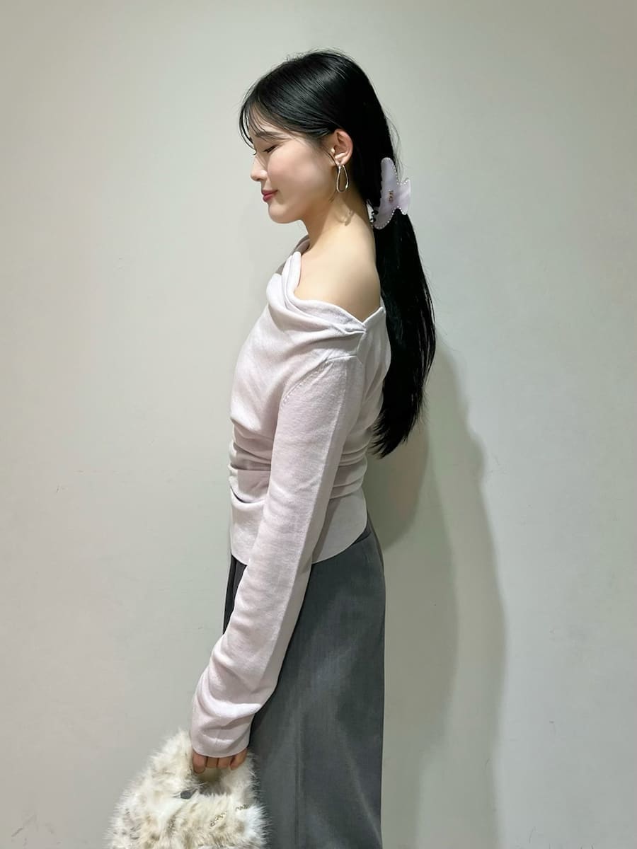 グレー系のその他パンツ、ピンク系のニット/セーター、ブラック系のサンダルを着用したレディースの秋コーディネートの4枚目の写真