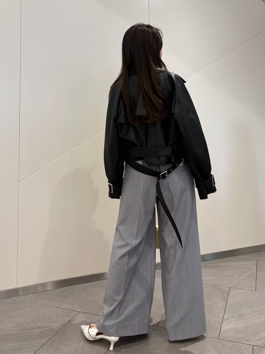 ブラック系のトレンチコート、グレー系のその他パンツ、ホワイト系のTシャツ/カットソーを着用したレディースの冬コーディネートの5枚目の写真