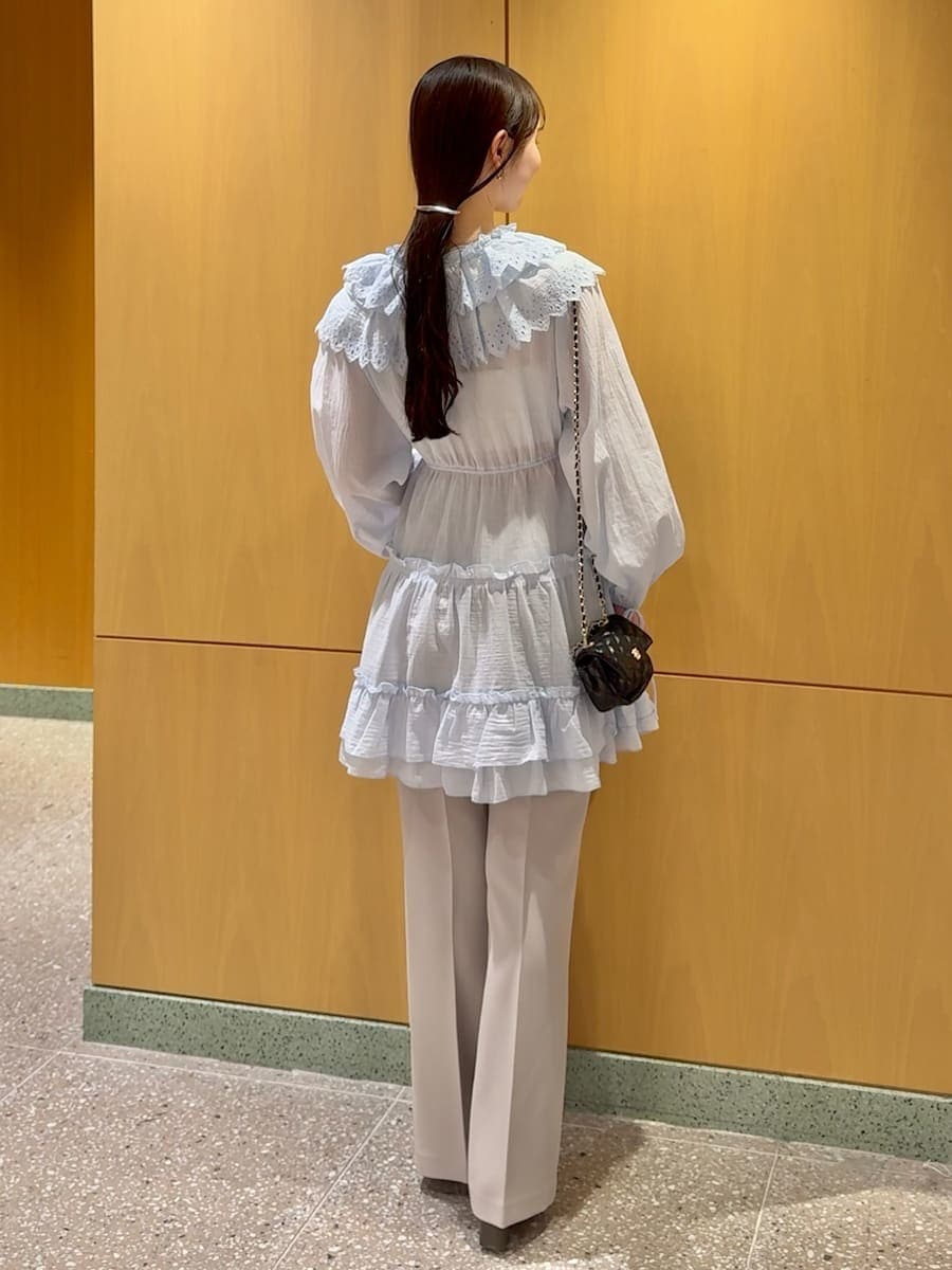 グレー系のその他パンツ、ブラック系のショルダーバッグ、ブルー系のその他トップスを着用したレディースの冬コーディネートの3枚目の写真