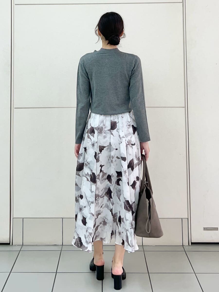 グレー系のワンピース、ブラック系のローファー、グレー系のハンドバッグを着用したレディースの秋コーディネートの4枚目の写真