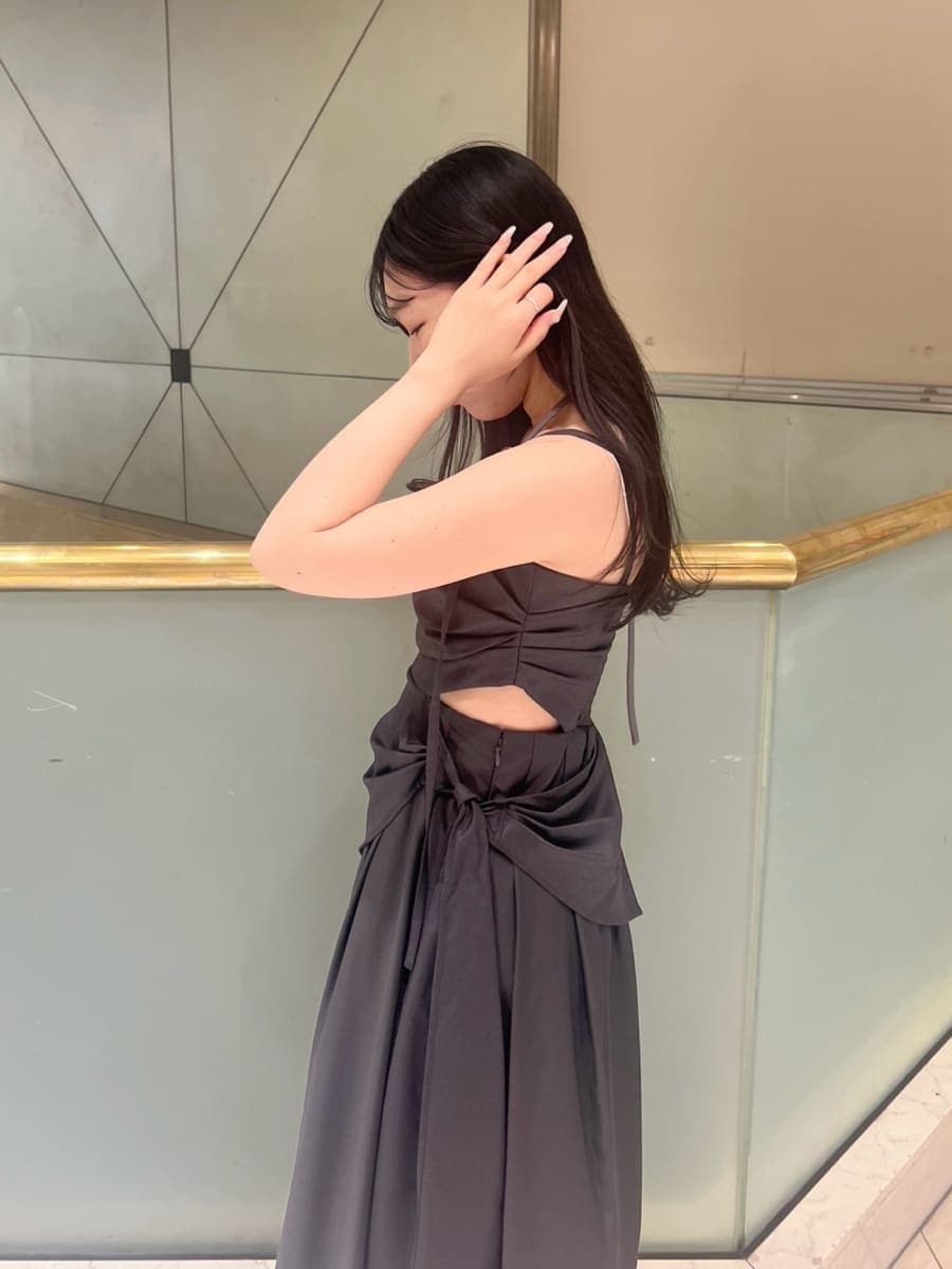 グレー系のワンピース、ホワイト系のパーカー、その他のパンプスを着用したレディースの春コーディネートの6枚目の写真