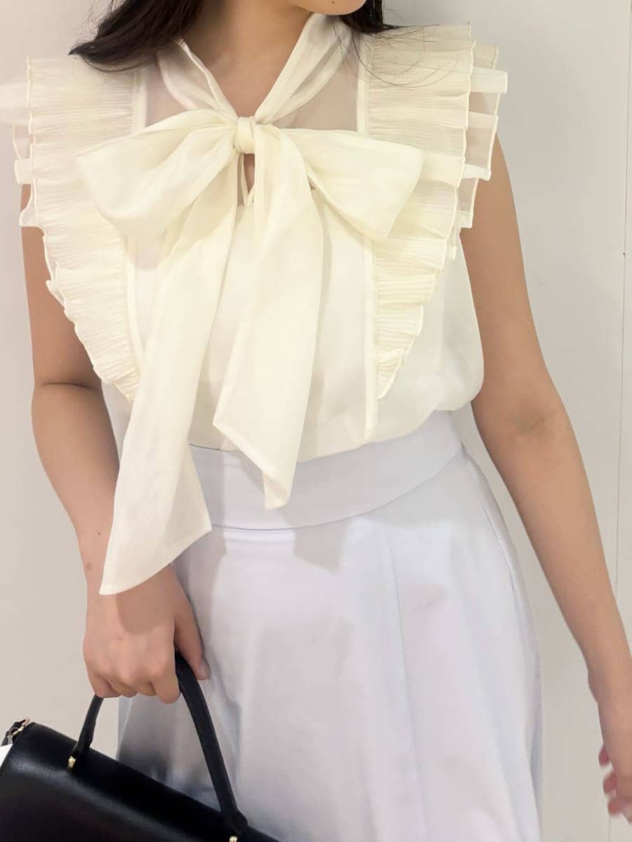 ホワイト系のシャツ/ブラウス、ブルー系のスカート、ブラック系のショルダーバッグを着用したレディースの夏コーディネートの6枚目の写真