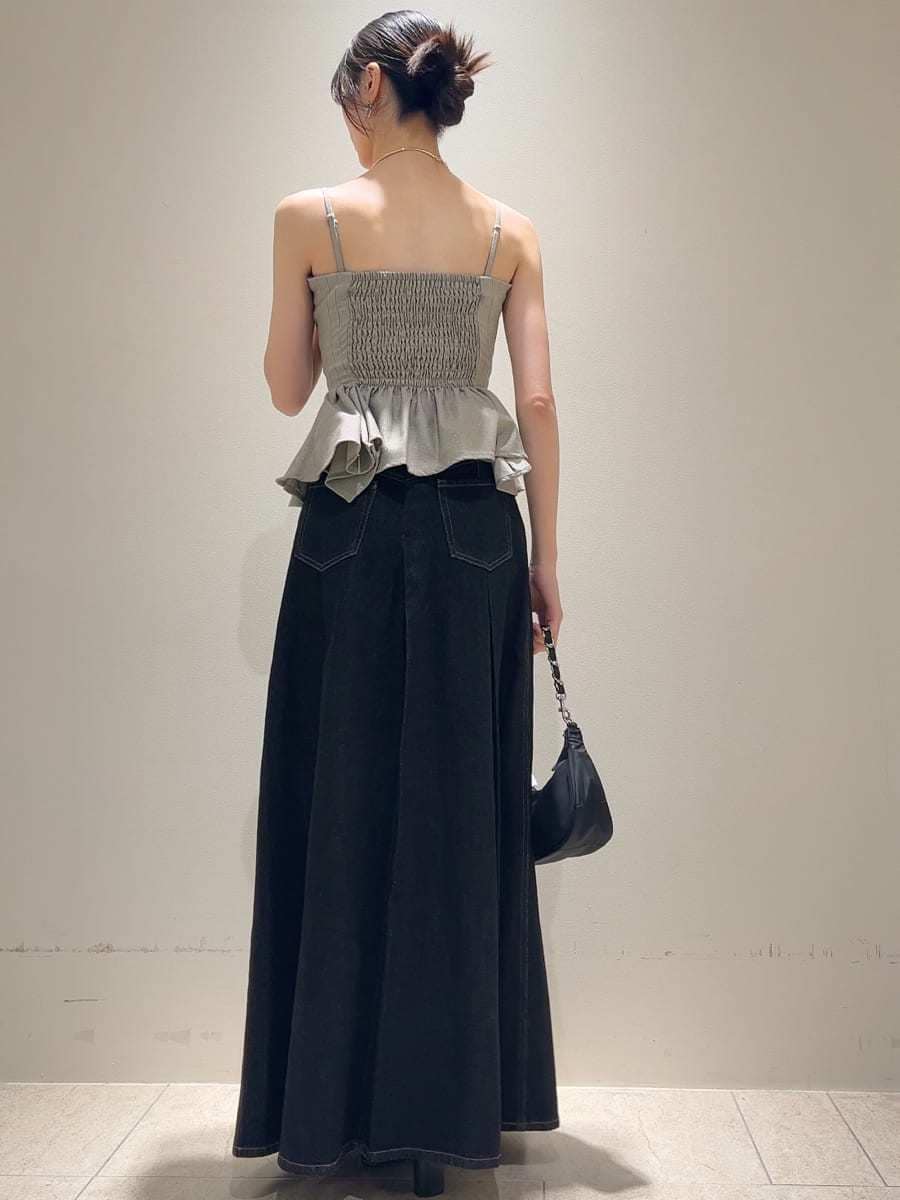 ブラック系のスカート、ブラック系のサンダル、ブラック系のショルダーバッグを着用したレディースの夏コーディネートの8枚目の写真