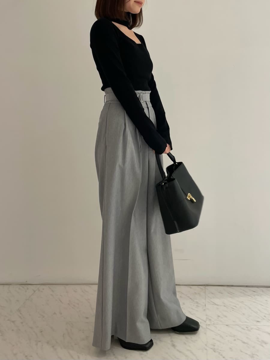 ブラック系のショルダーバッグ、ブラック系のニット/セーター、ホワイト系のトレンチコートを着用したレディースの冬コーディネートの8枚目の写真