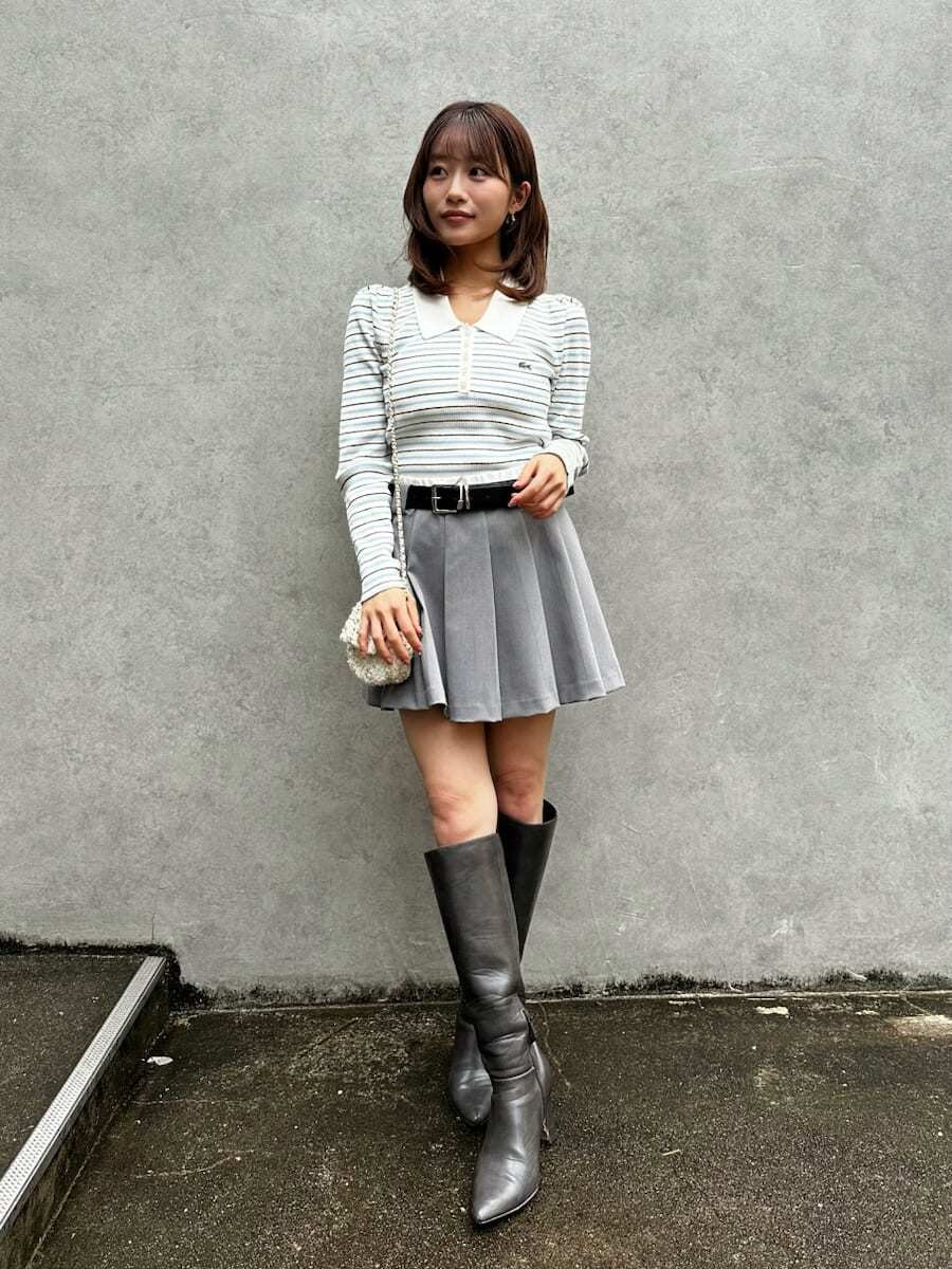 ピンク系のダウンジャケット/コート、その他のニット/セーター、グレー系のその他パンツを着用したレディースの秋コーディネートの8枚目の写真