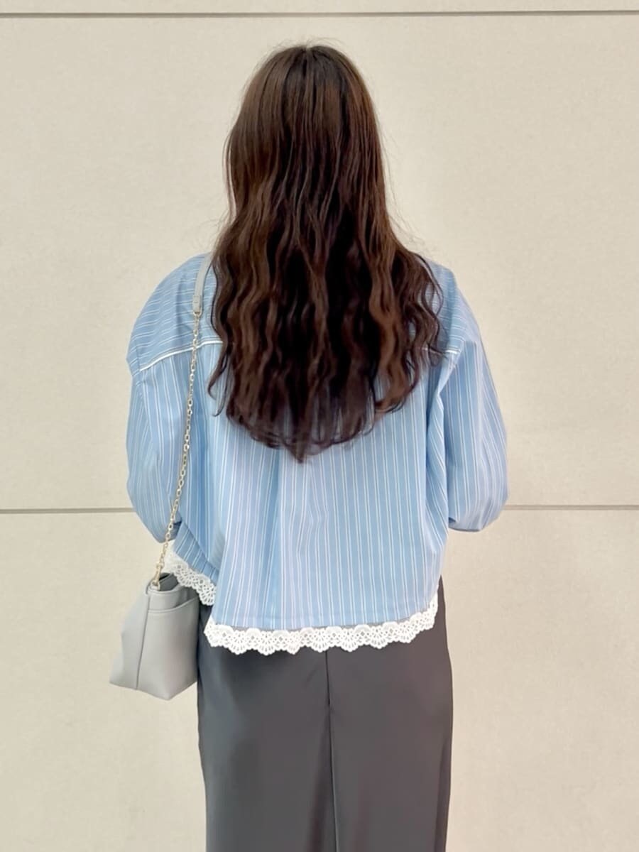 グレー系のスカート、ブルー系のシャツ/ブラウスを着用したレディースの夏コーディネートの7枚目の写真