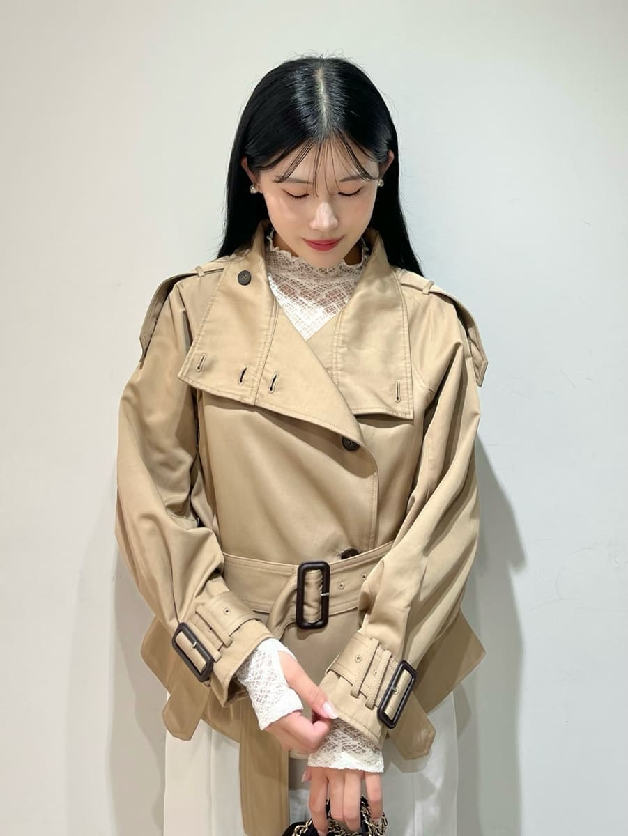 ベージュ系のブルゾン、ホワイト系のスカート、その他のTシャツ/カットソーを着用したレディースの秋コーディネートの6枚目の写真