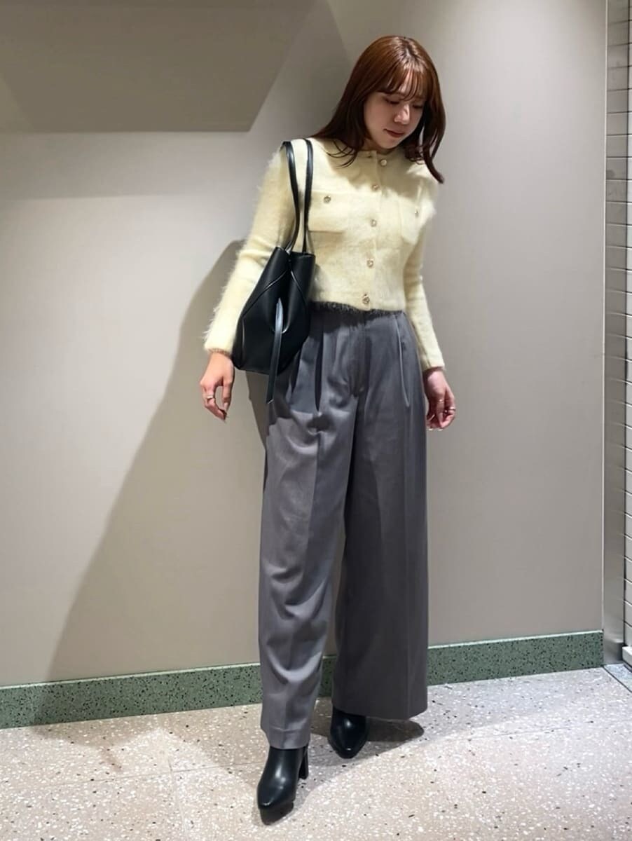 イエロー系のテーラードジャケット、グレー系のその他パンツ、ブラック系のブーツを着用したレディースの秋コーディネートの3枚目の写真