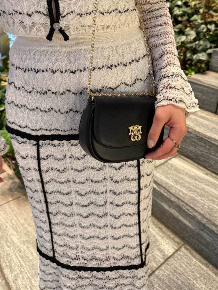 その他のスカート、その他のニット/セーター、ブラック系のショルダーバッグを着用したレディースの春コーディネートの10枚目の写真