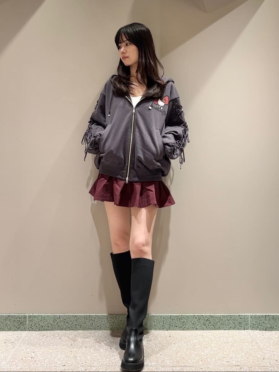 ブラック系のパーカー、レッド系のその他パンツを着用したレディースの秋コーディネートの4枚目の写真