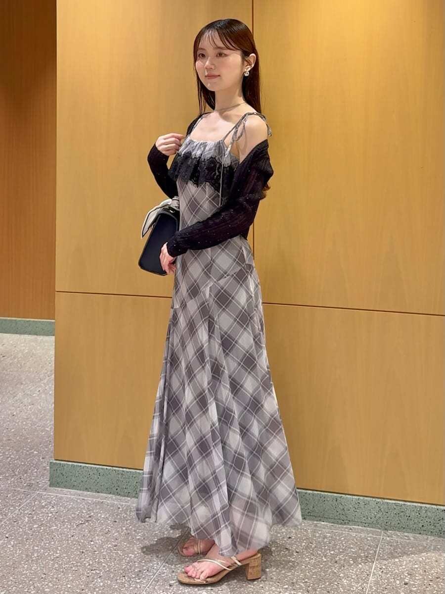 その他のサンダル、グレー系のワンピース、ブルー系のショルダーバッグを着用したレディースの夏コーディネートの2枚目の写真