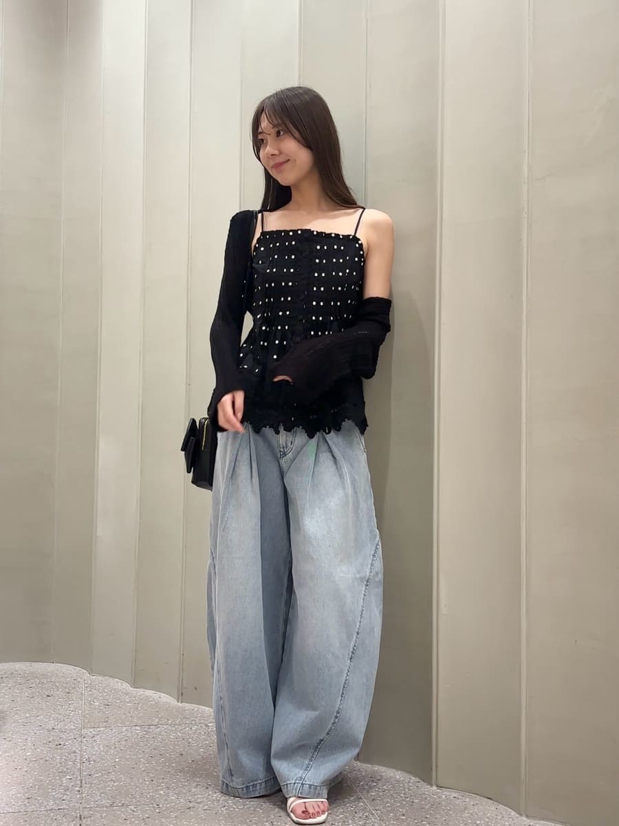 ブルー系のデニムパンツ、その他のキャミソール、ブラック系のカーディガン/ボレロを着用したレディースの夏コーディネートの2枚目の写真
