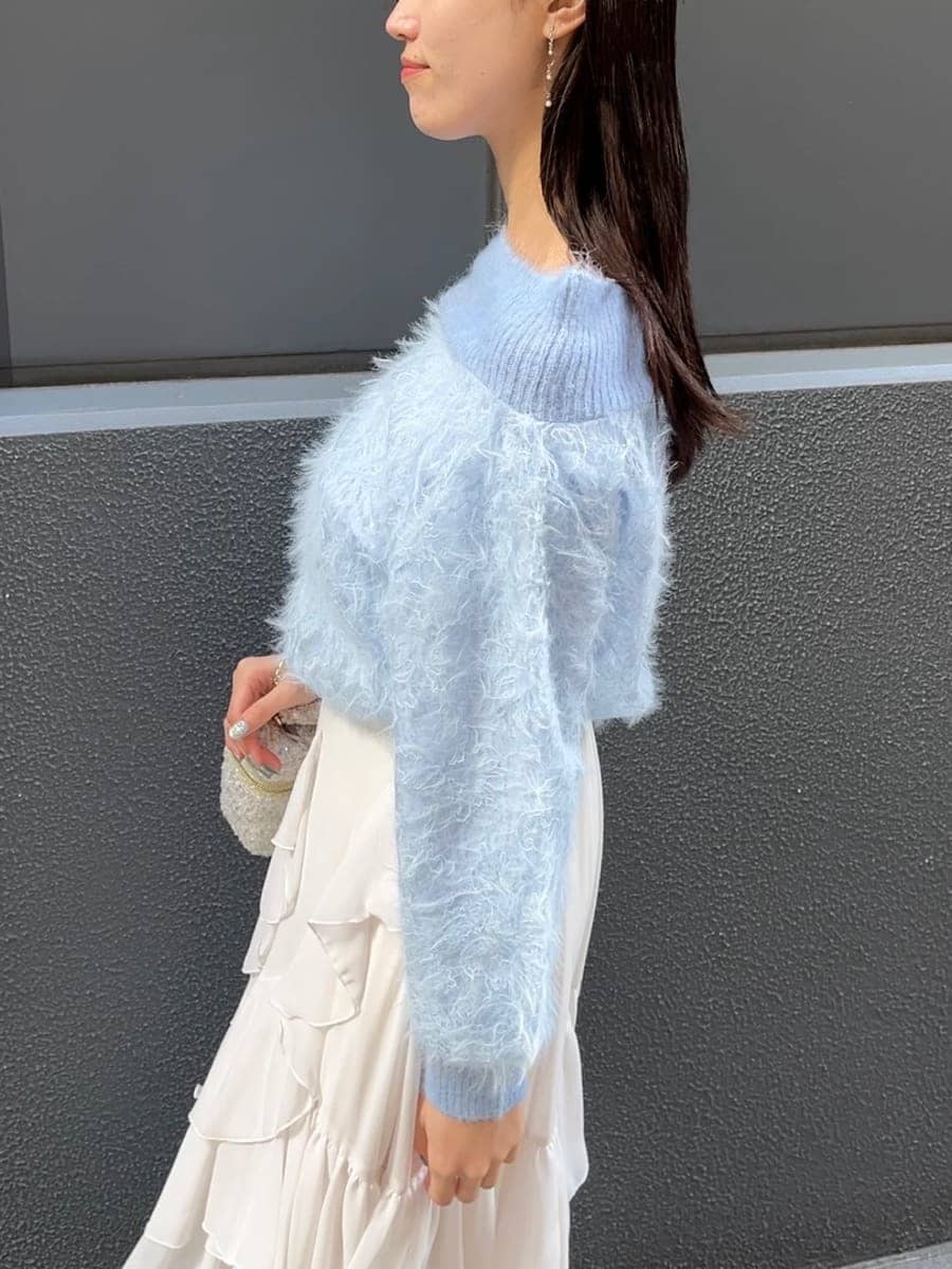 ホワイト系のスカート、ホワイト系のハンドバッグを着用したレディースの冬コーディネートの3枚目の写真