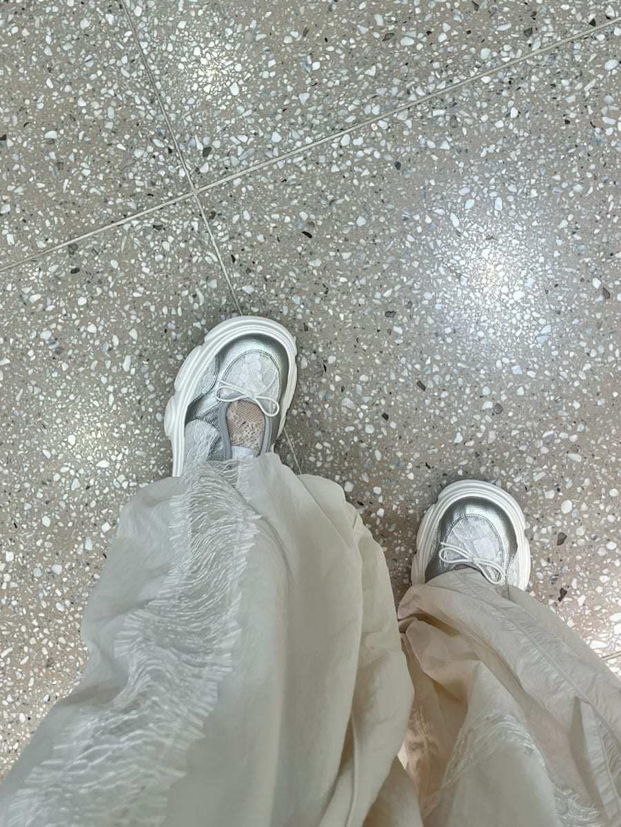 ホワイト系のブルゾン、ホワイト系のその他パンツ、その他のTシャツ/カットソーを着用したレディースの春コーディネートの9枚目の写真