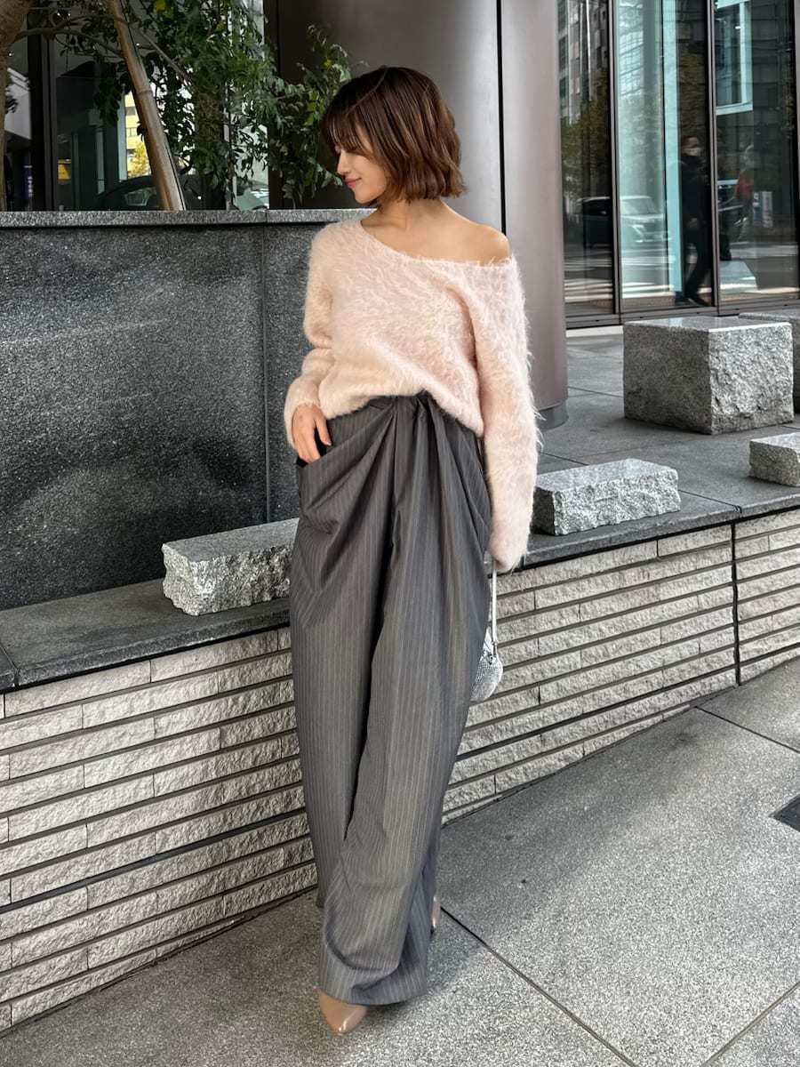 ピンク系のニット/セーター、グレー系のその他パンツを着用したレディースの冬コーディネートの5枚目の写真