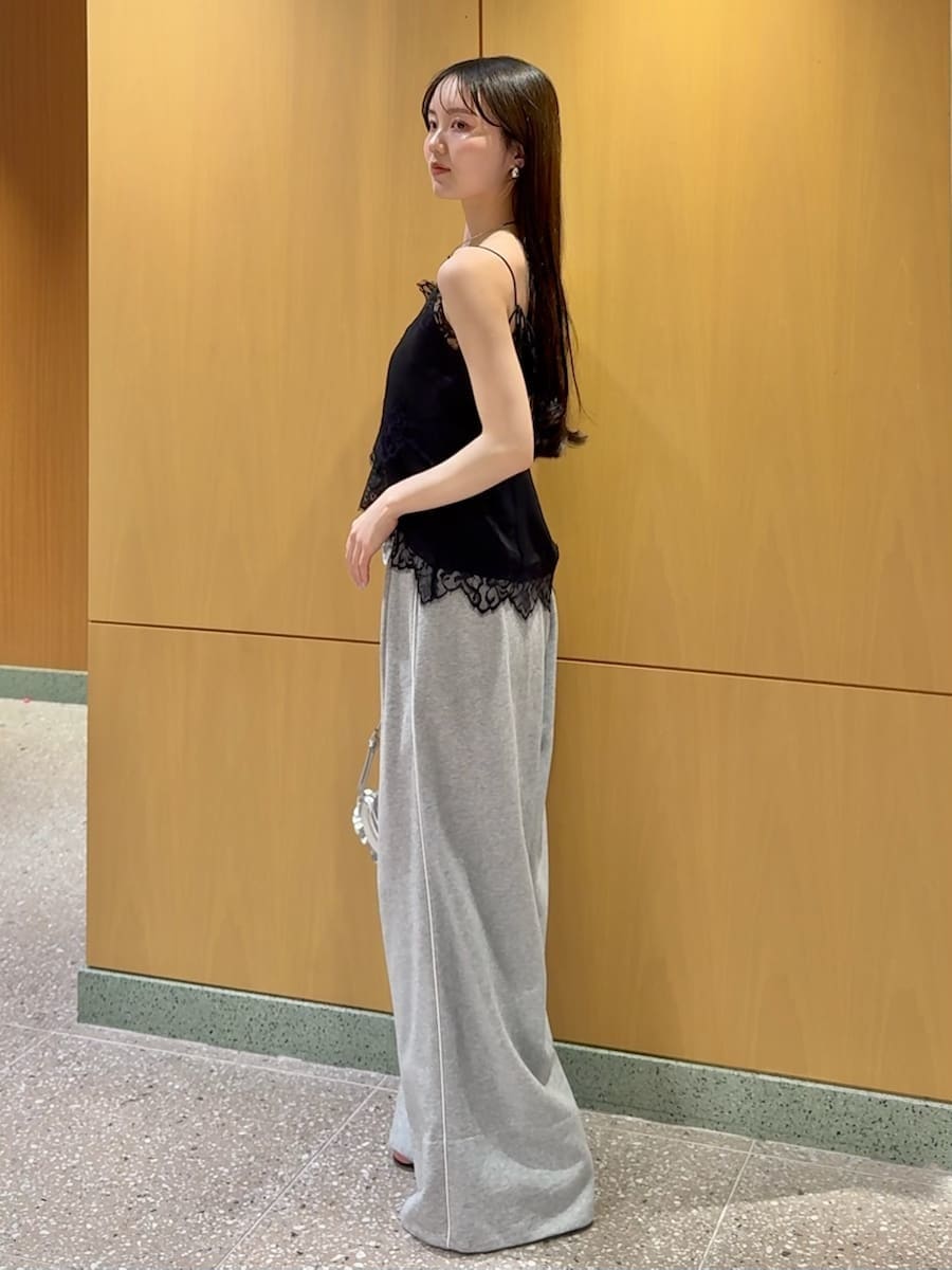 シルバー系のハンドバッグ、グレー系のその他パンツ、ブラック系のキャミソールを着用したレディースの春コーディネートの2枚目の写真