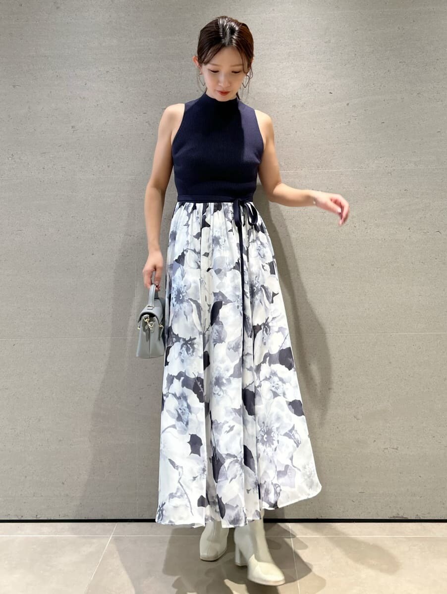 ブルー系のワンピース、ブルー系のカーディガン/ボレロ、ブルー系のショルダーバッグを着用したレディースの秋コーディネートの6枚目の写真