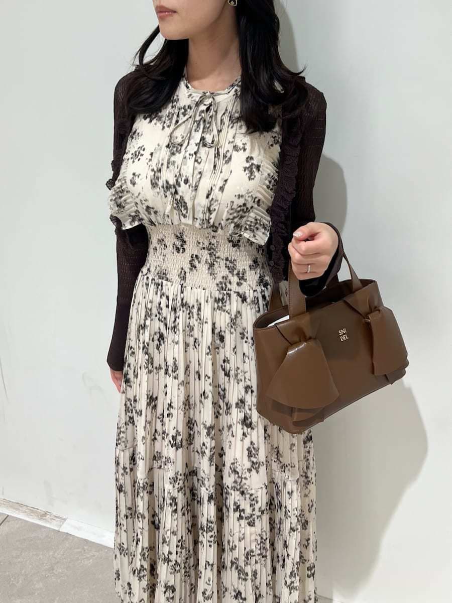 ベージュ系のワンピース、ブラウン系のカーディガン/ボレロ、ブラウン系のパンプスを着用したレディースの冬コーディネートの4枚目の写真