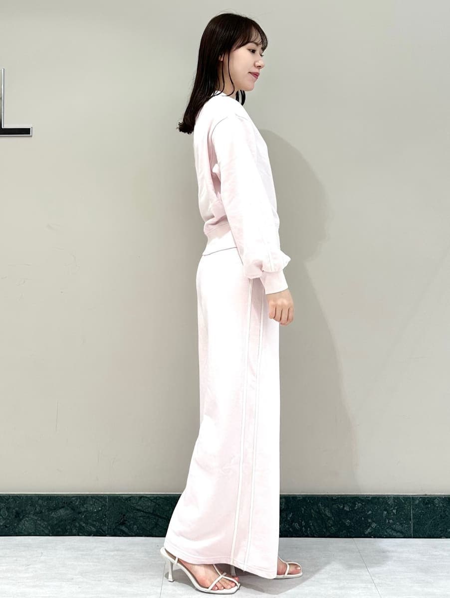 ピンク系のスウェット、ピンク系のスウェットパンツ、ホワイト系のサンダルを着用したレディースの夏コーディネートの6枚目の写真