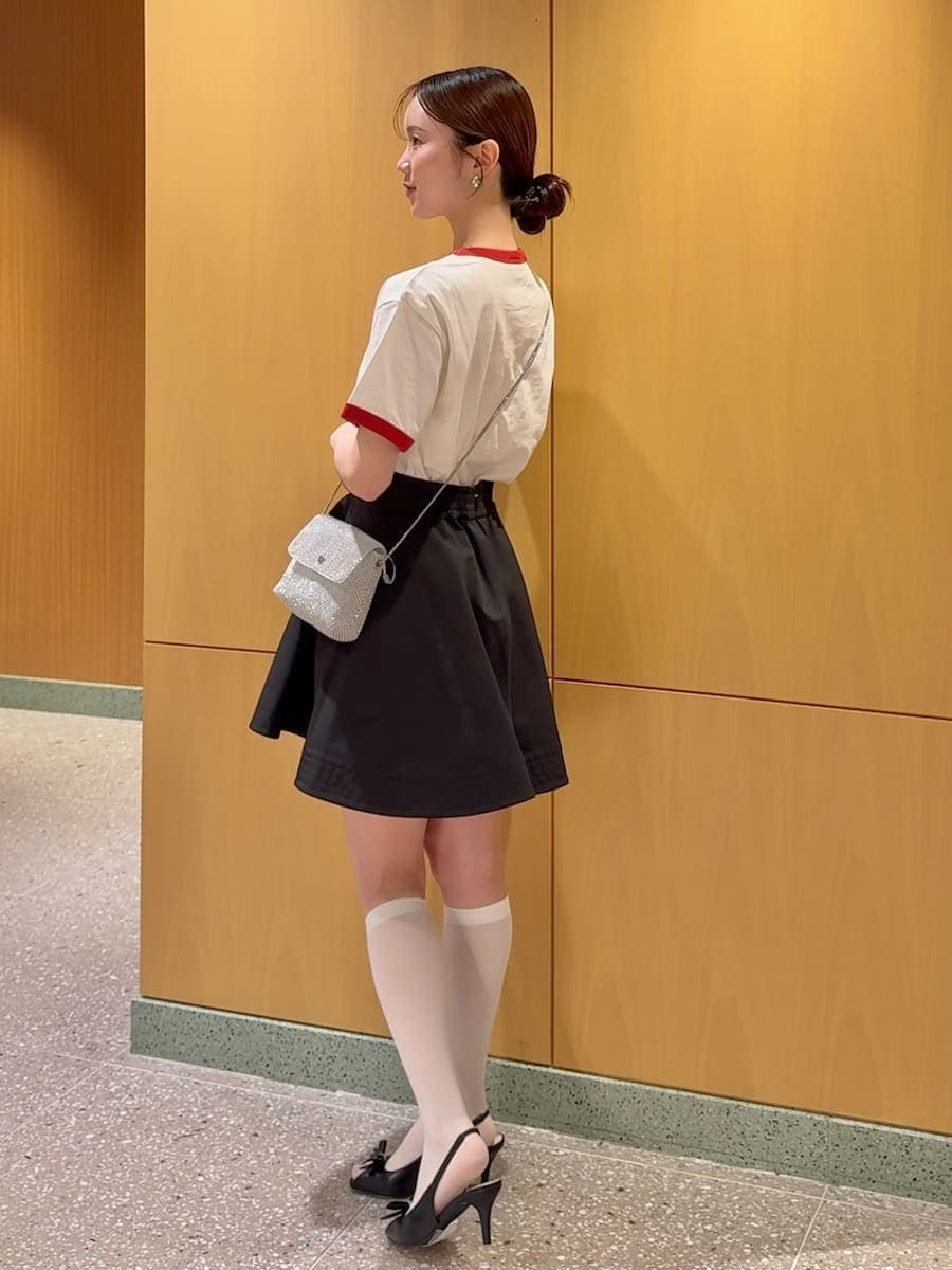ブラック系のその他パンツを着用したレディースの夏コーディネートの4枚目の写真