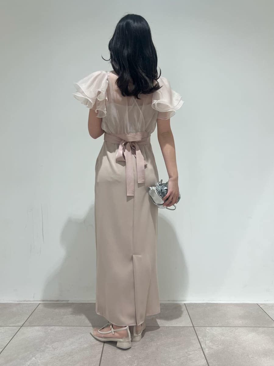 ピンク系のワンピース、シルバー系のハンドバッグを着用したレディースの冬コーディネートの3枚目の写真