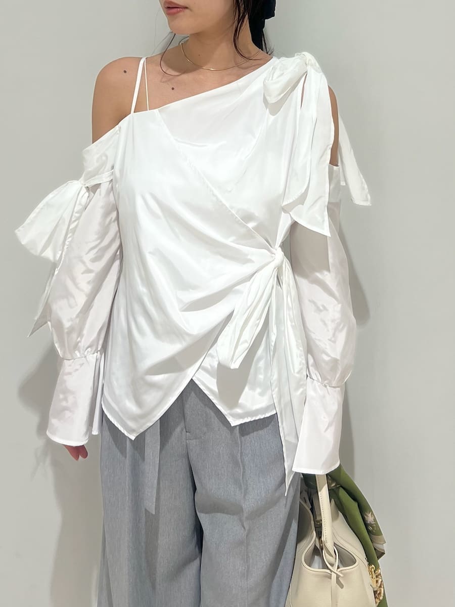 グレー系のブーツ、ホワイト系のハンドバッグ、グレー系のその他パンツを着用したレディースの冬コーディネートの4枚目の写真