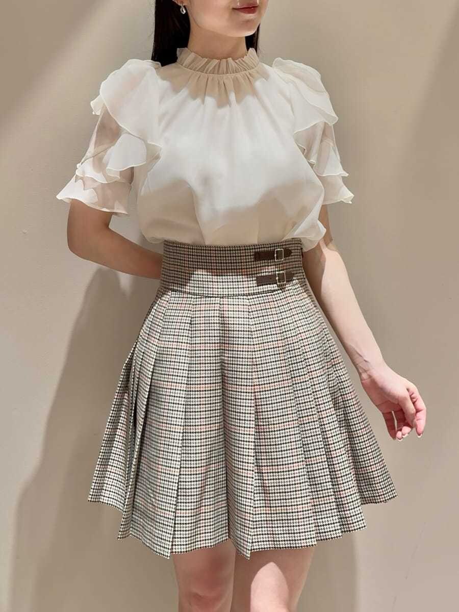 ホワイト系のシャツ/ブラウス、ベージュ系のスカート、イエロー系のローファーを着用したレディースの夏コーディネートの4枚目の写真