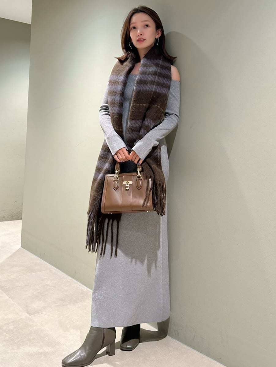 シルバー系のワンピース、ブラウン系のハンドバッグ、ブラウン系のストール/ショールを着用したレディースの秋コーディネートの3枚目の写真
