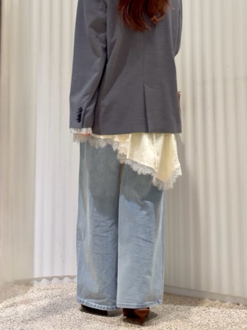 グレー系のテーラードジャケット、ブルー系のデニムパンツ、イエロー系のキャミソールを着用したレディースの春コーディネートの8枚目の写真