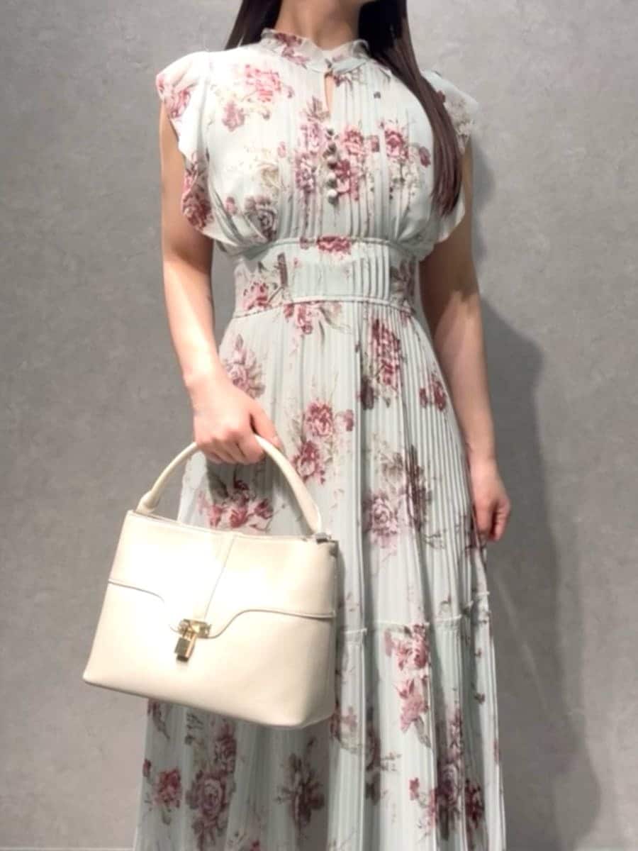 グリーン系のワンピース、ホワイト系のハンドバッグを着用したレディースの春コーディネートの5枚目の写真